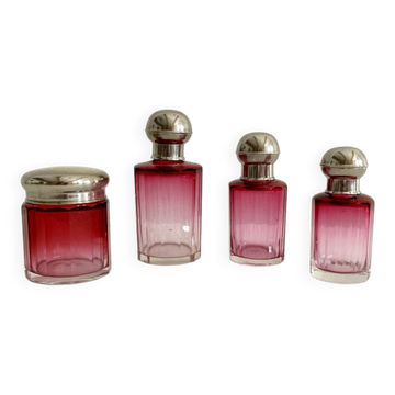 Garniture / nécessaire de toilette / Flacons en cristal rose, années 1920