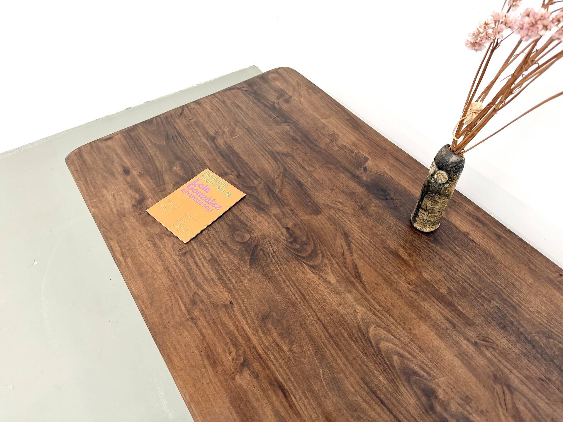 Modernist coffee table in solid elm, cylindrical pine base, 1970s.