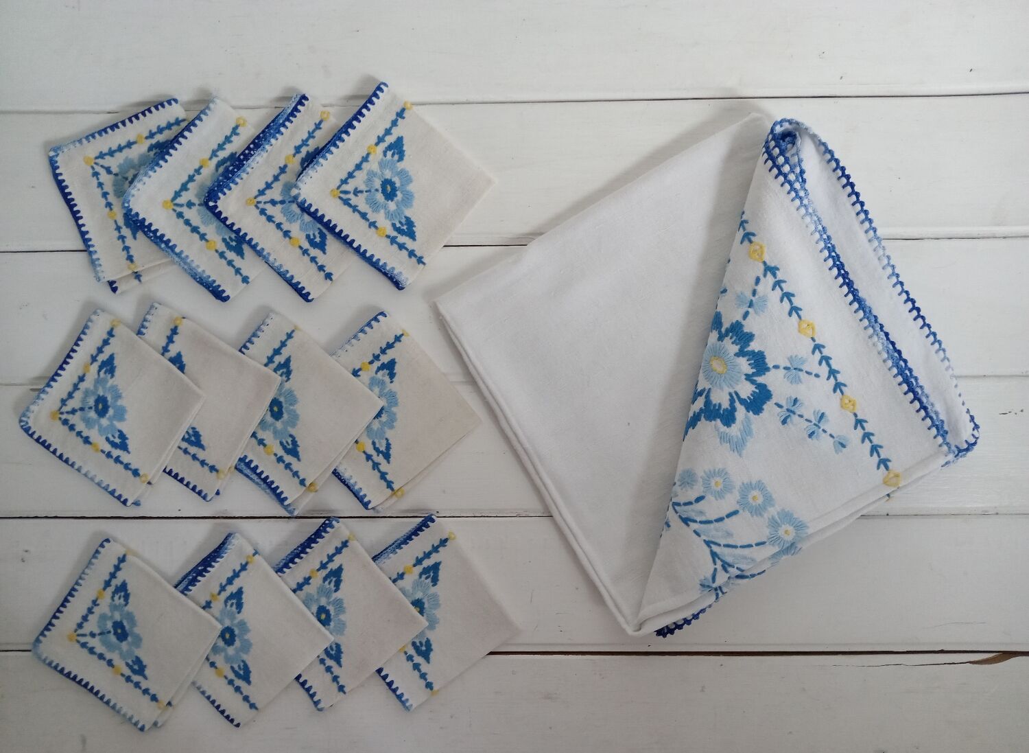 Tablecloth 110 x 110 & its 12 napkins