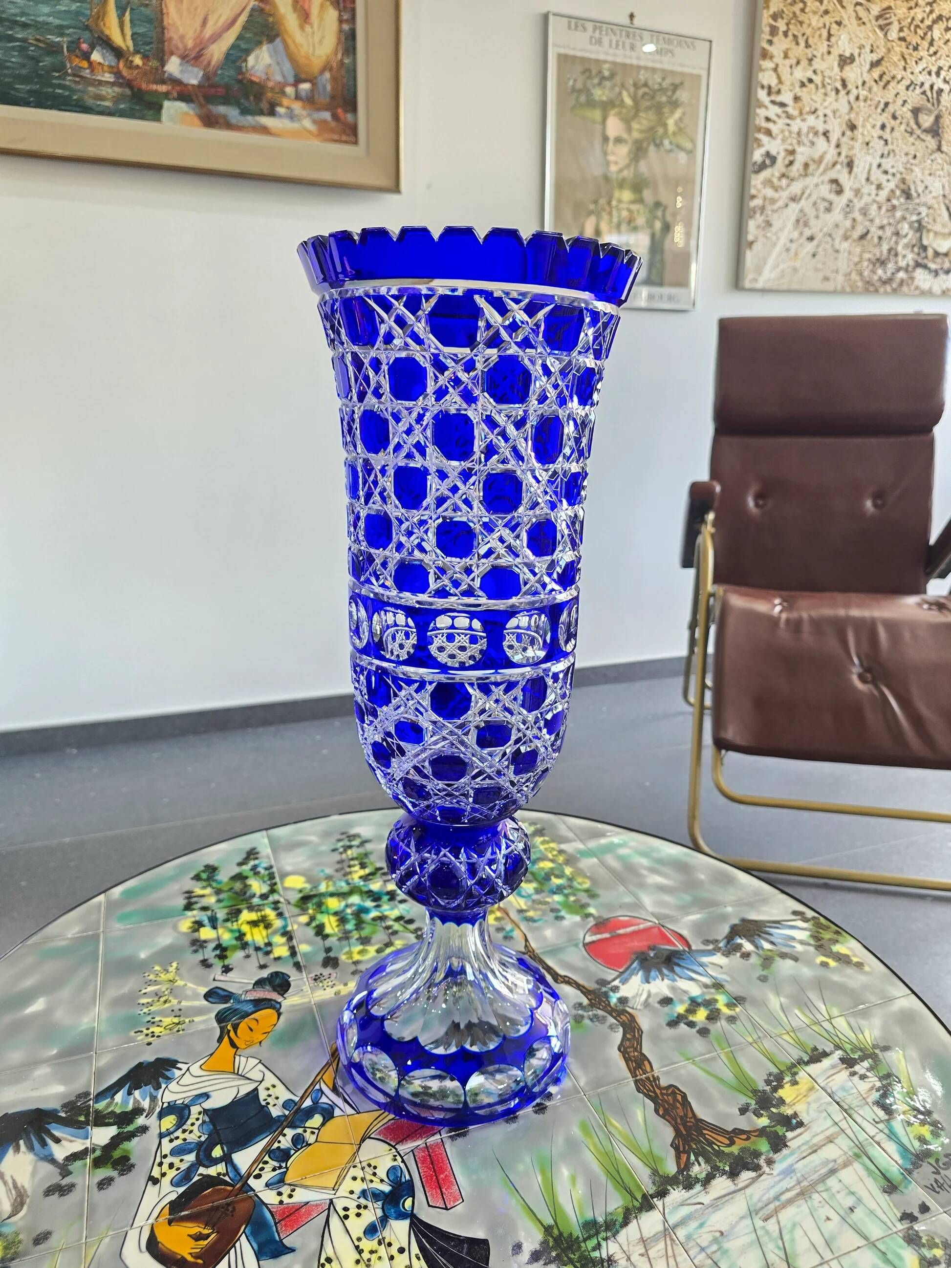 Cobalt blue cut crystal vase "The Great Owls" – Large model on a pedestal