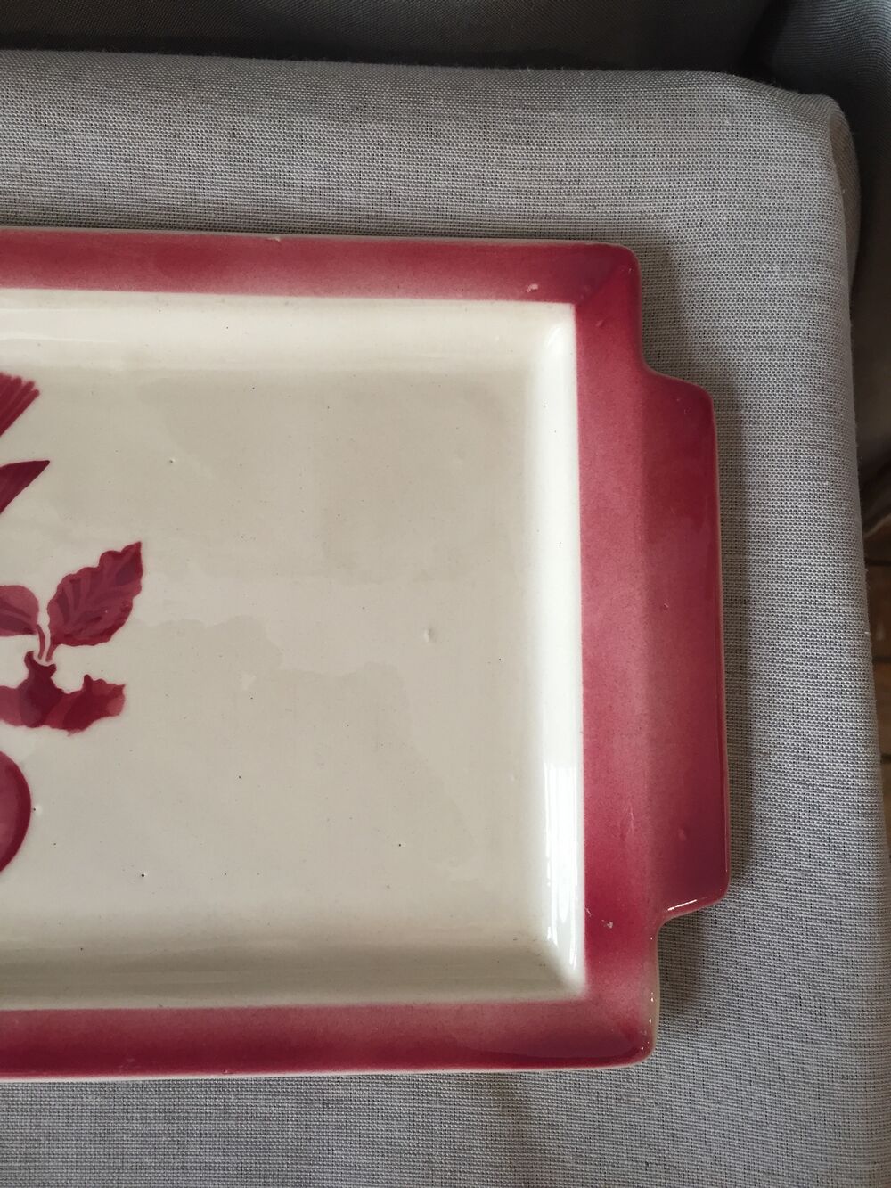Cake dish bird pattern on its branch in red and white tones