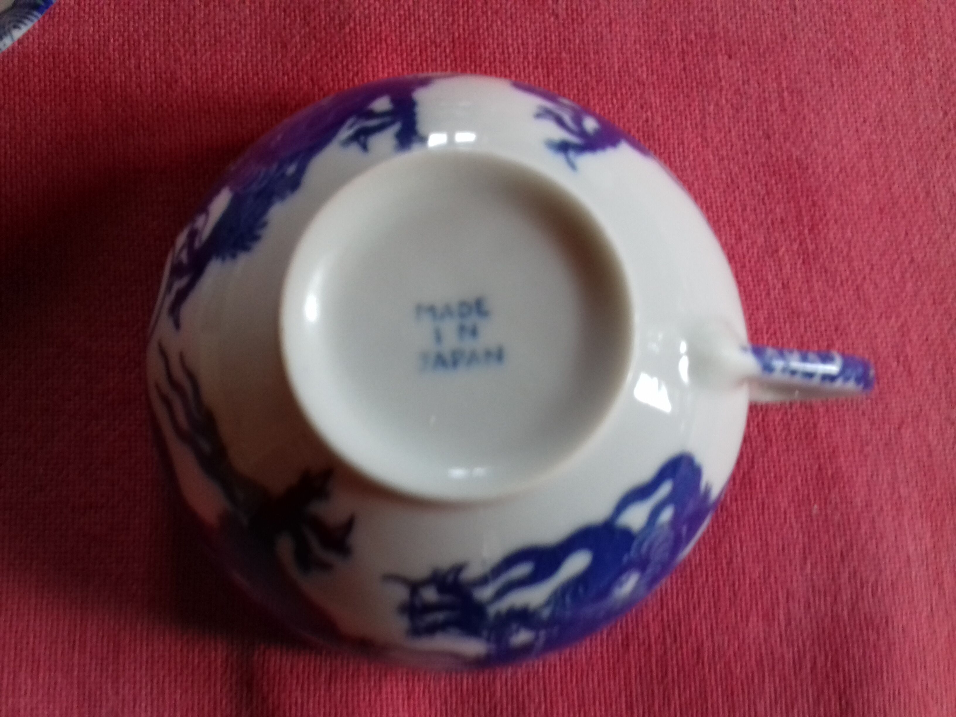 2 porcelain cups with their saucer, hand-painted "Japanese dragon" décor. Do in Japan.