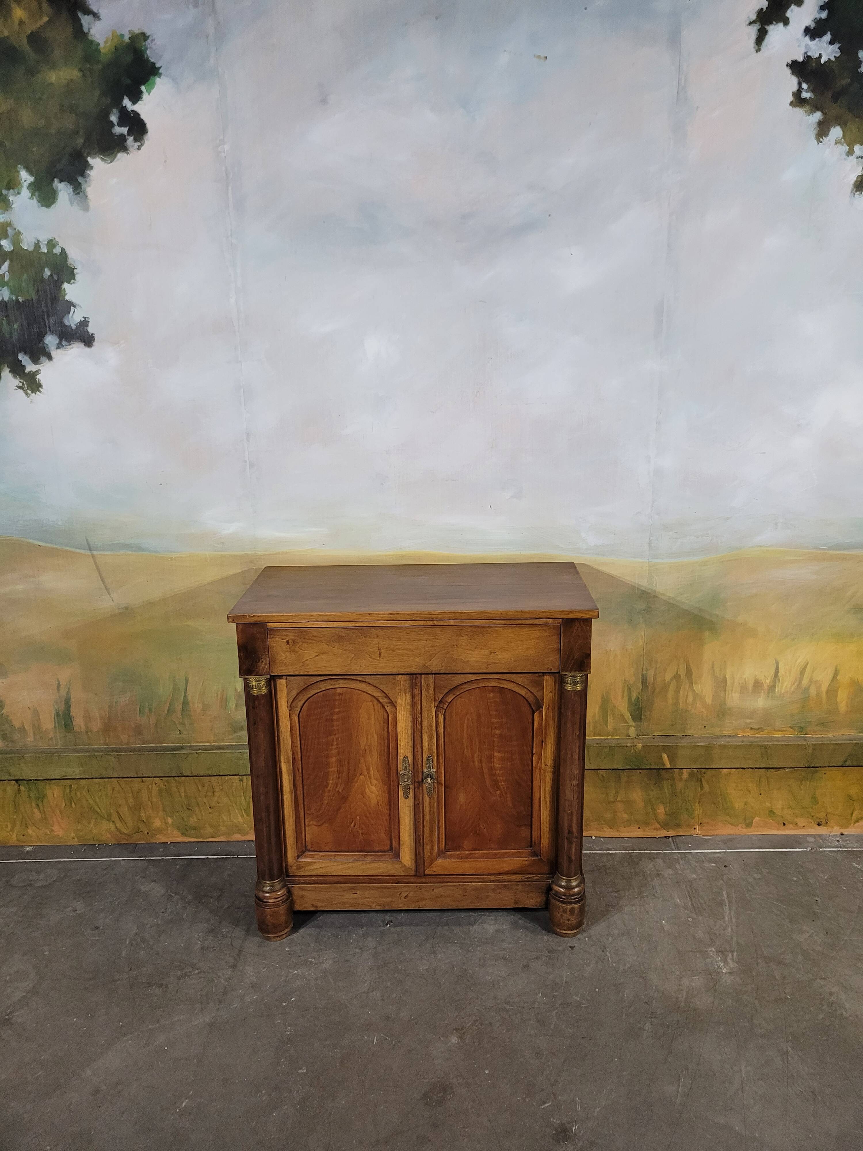 Petit buffet empire en noyer