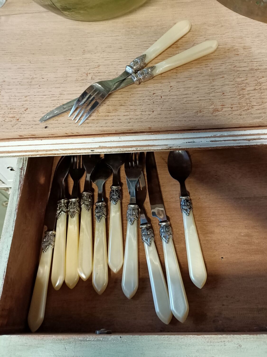 Patinated buffet service