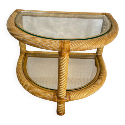 Table d'appoint en rotin tressé à deux niveaux avec étagères en verre, années 1970