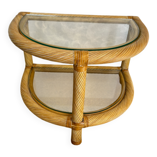 Table d'appoint en rotin tressé à deux niveaux avec étagères en verre, années 1970
