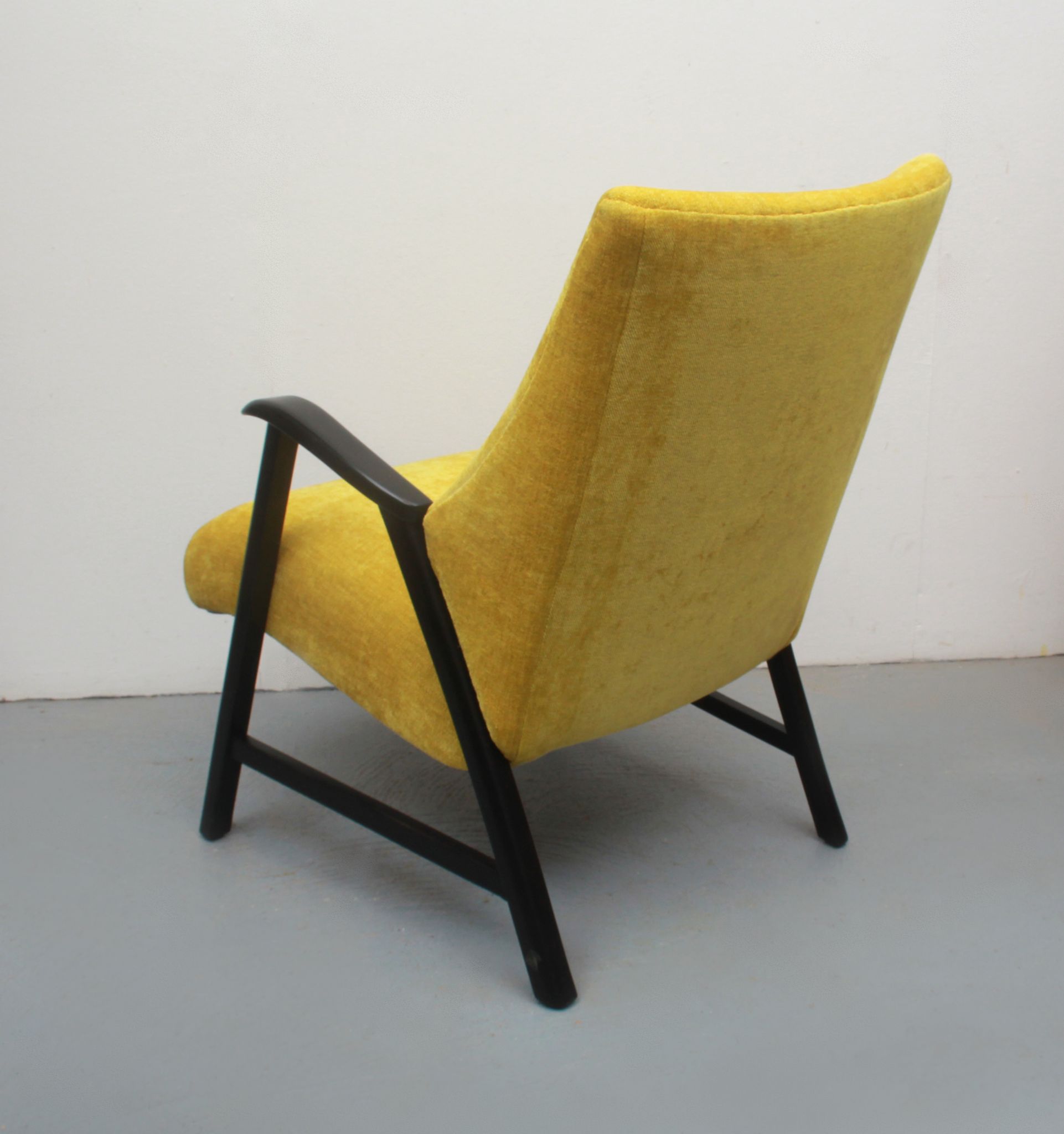 Fauteuil des années 1950 en velours jaune, entièrement restauré