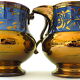 Paire de pichets en faïence lustrée du Staffordshire dite faïence de "Jersey"