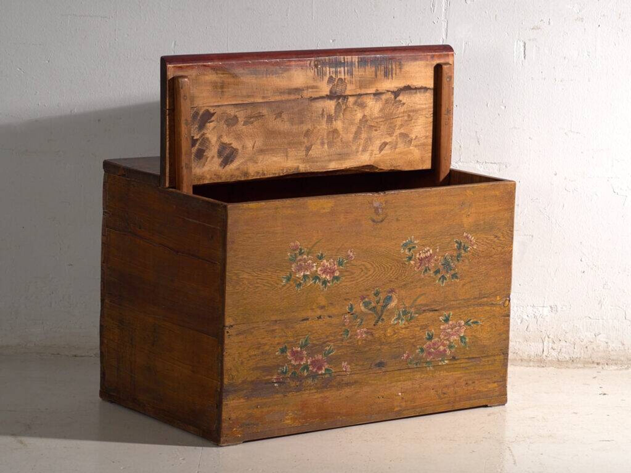 Antique Chinese chest with painted flowers in elm – China, circa 1900