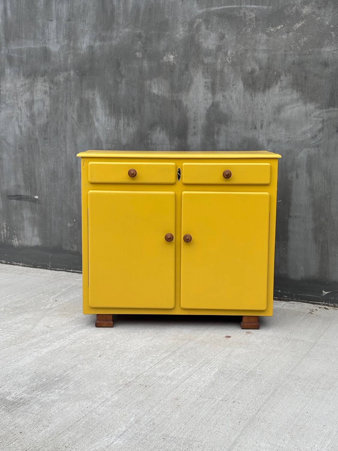 Buffet vintage jaune – pièce lumineuse et pleine de charme