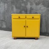 Buffet vintage jaune – pièce lumineuse et pleine de charme