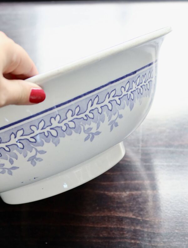 Bassine ancienne en faïence blanche et violette - Décor floral