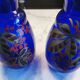 Paire de vases anciens bleu en verre  peints