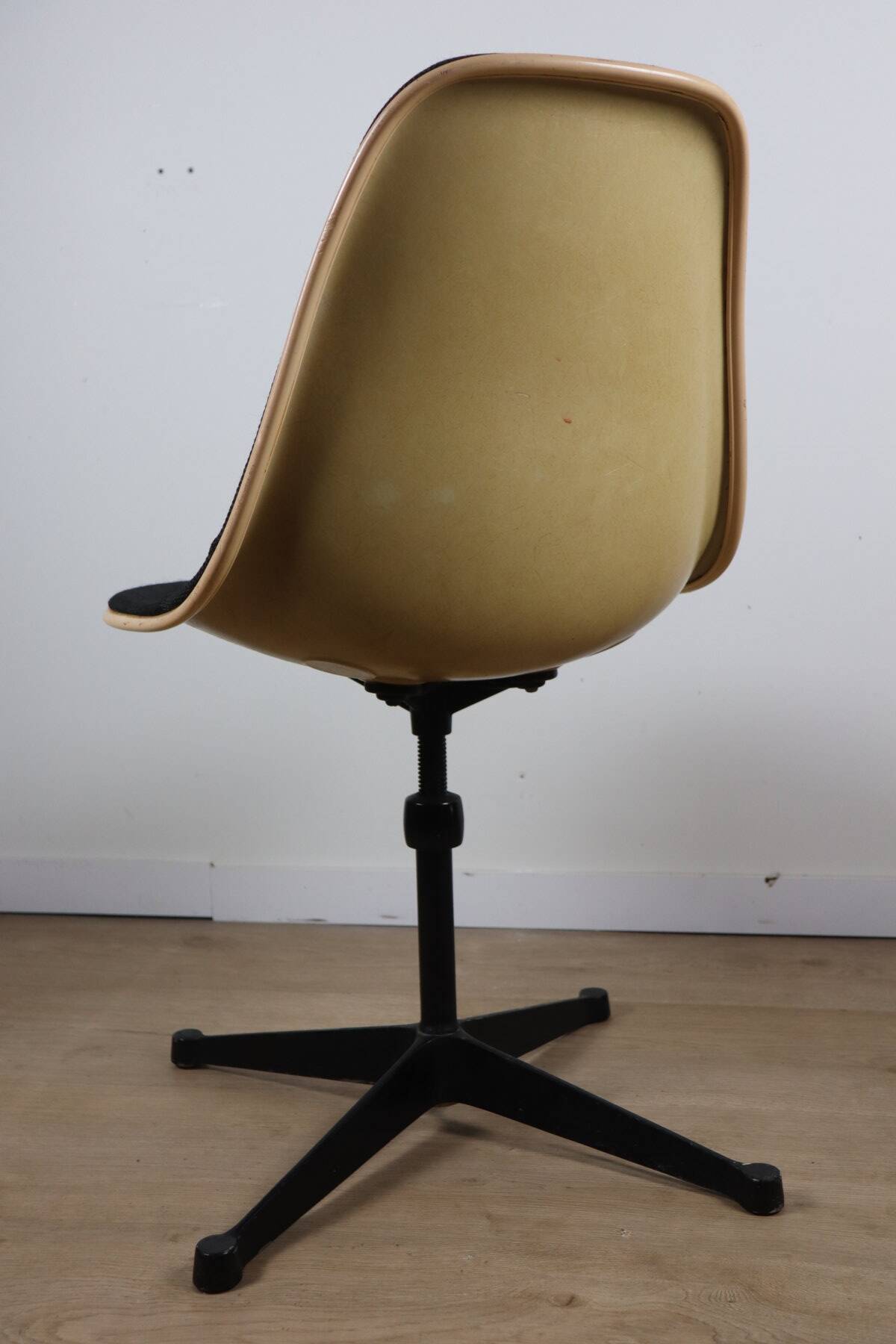 Chaise Eames Herman Miller - Fibre de verre pivotante réglable - 1960