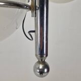 Lampe italienne chromée à trois globes en verre opalin – années 1970