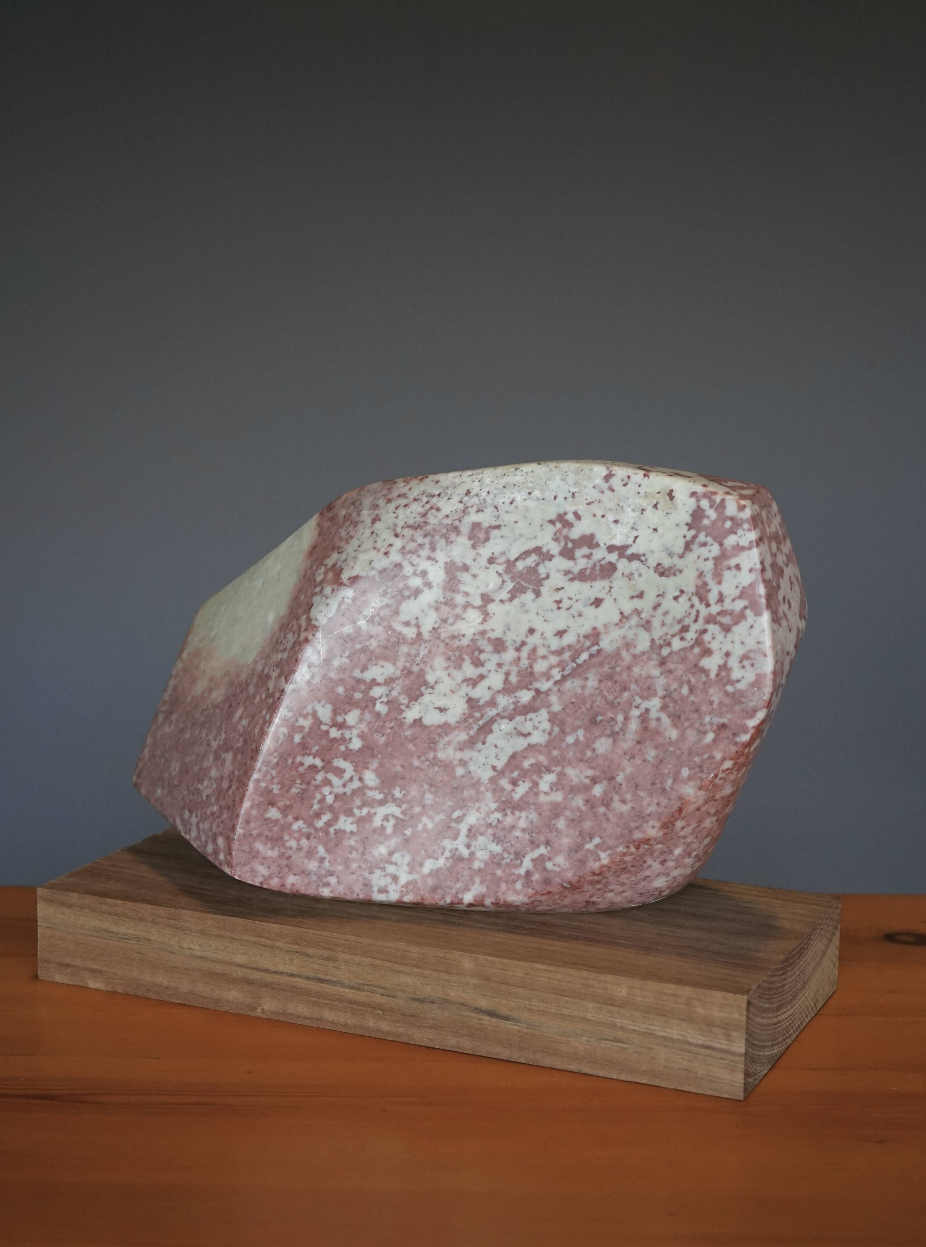 Sculpture en pierre abstraite dans le style de Barbara Hepworth. Années 1970.