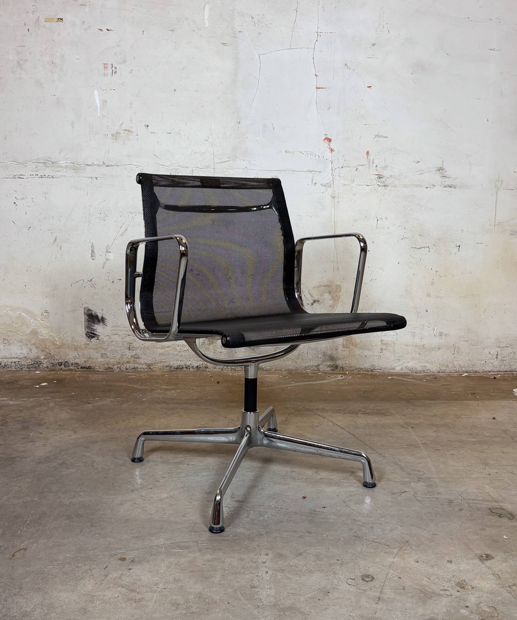 Vitra EA 108 Charles & Ray Eames, maille et aluminium – noir – chaise de tr