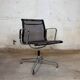 Vitra EA 108 Charles & Ray Eames, maille et aluminium – noir – chaise de tr