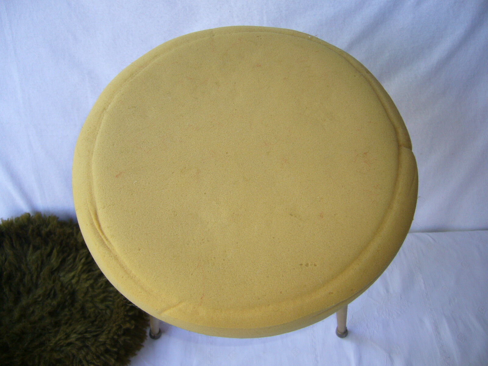 Tripod green moumuste stool