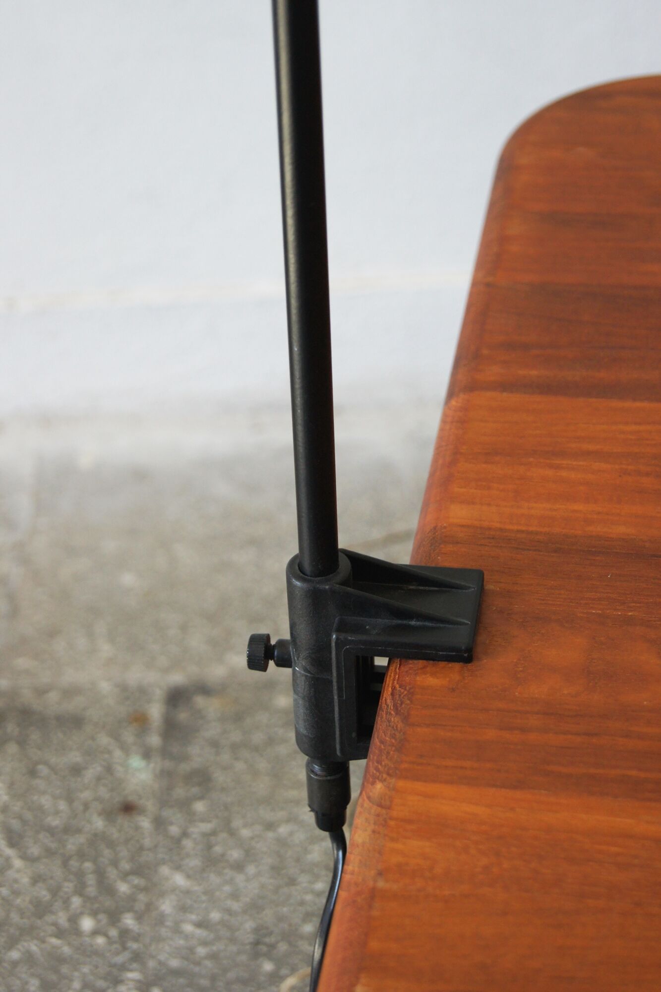 Minimalist desk lamp