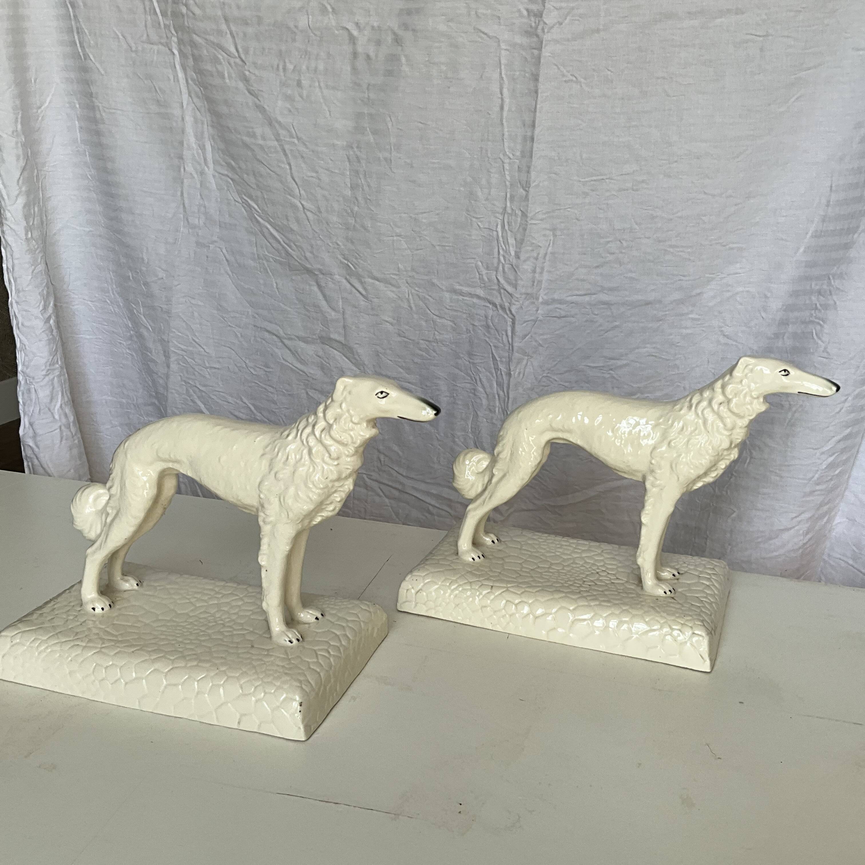Rare paire de figurines en porcelaine de greyhound/borzoi. Tchécoslovaquie
