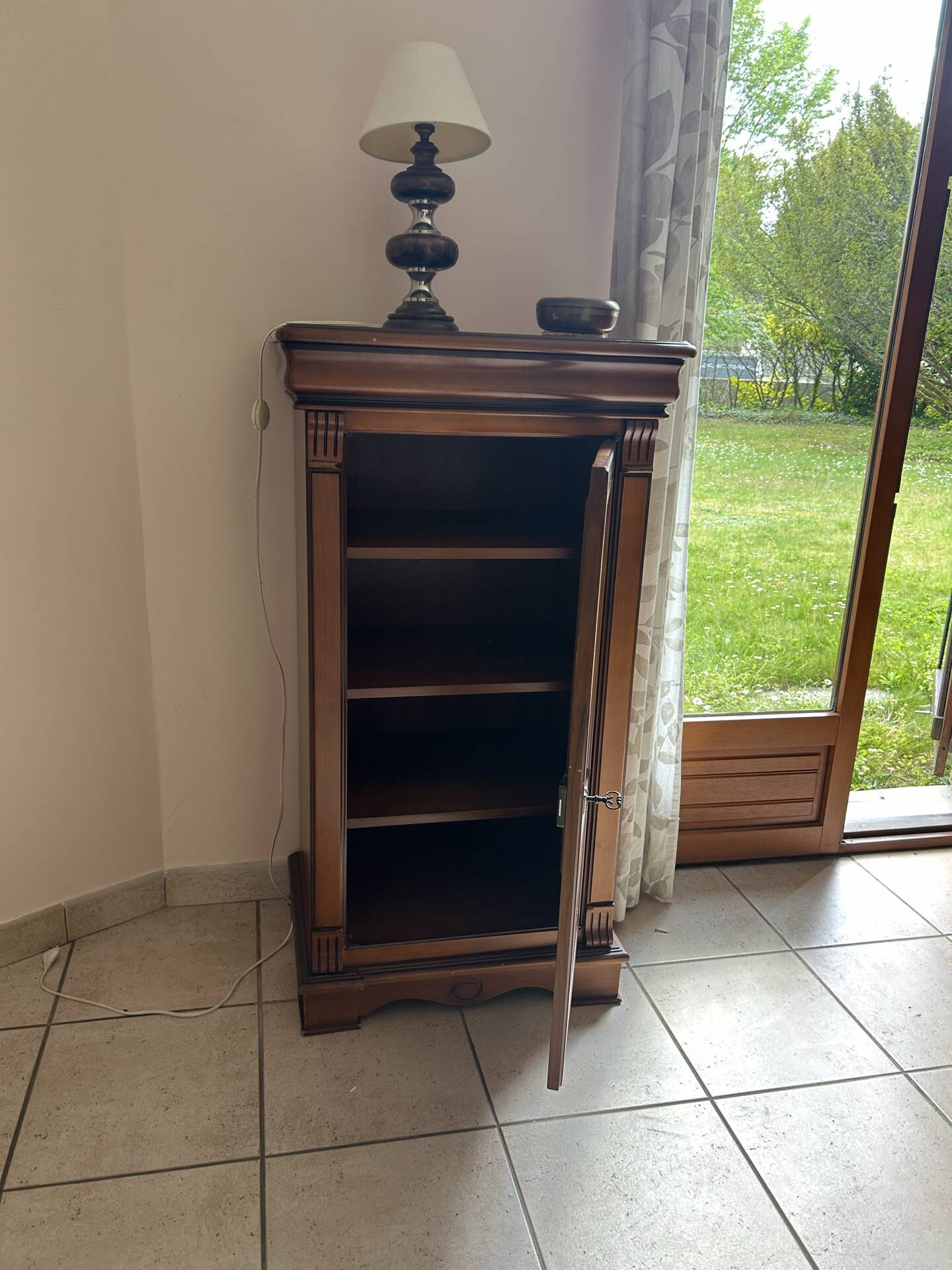 Petit meuble d’appoint vitré en merisier