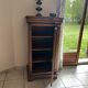 Petit meuble d’appoint vitré en merisier