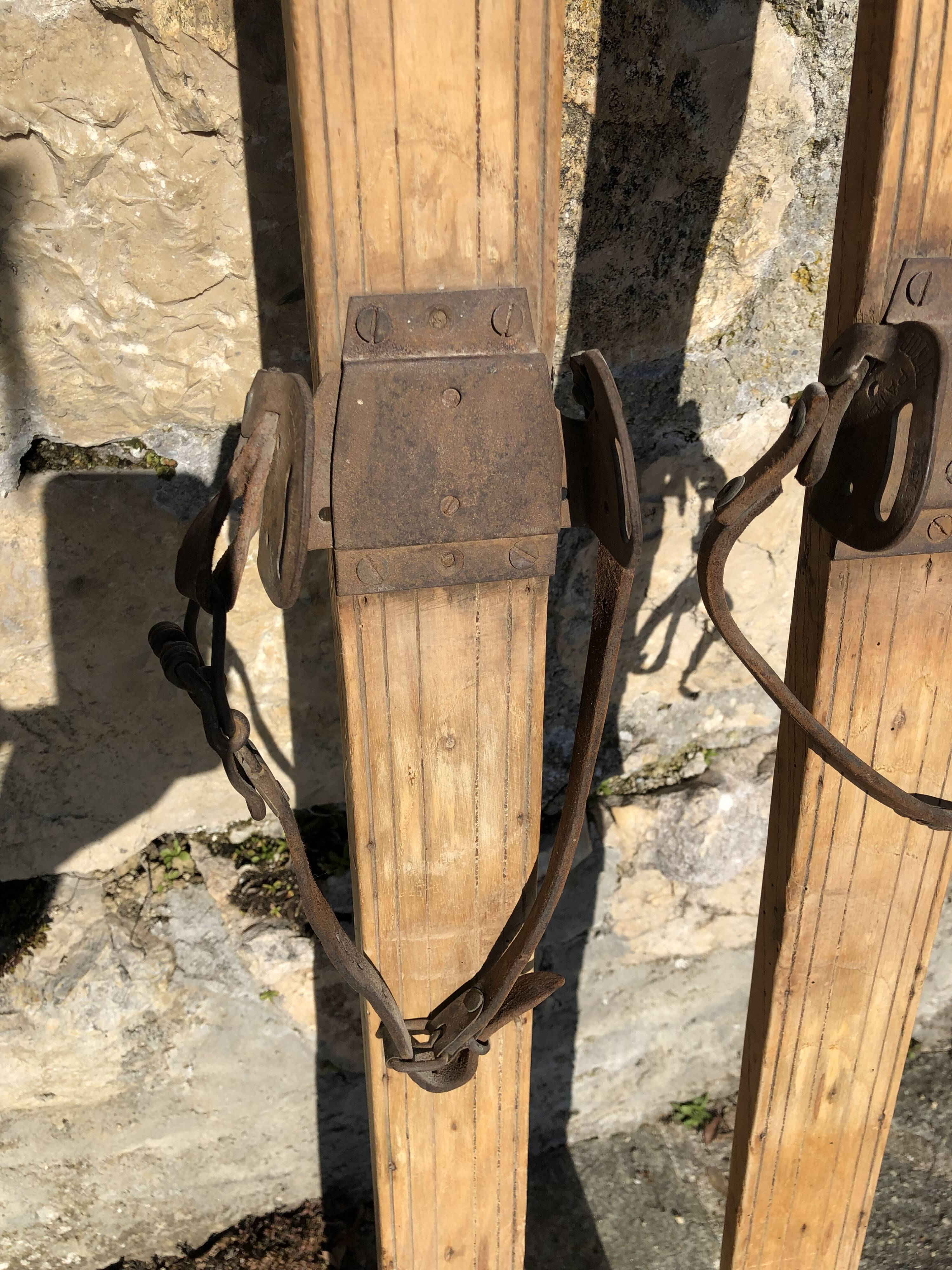 Paire de skis en bois vintage