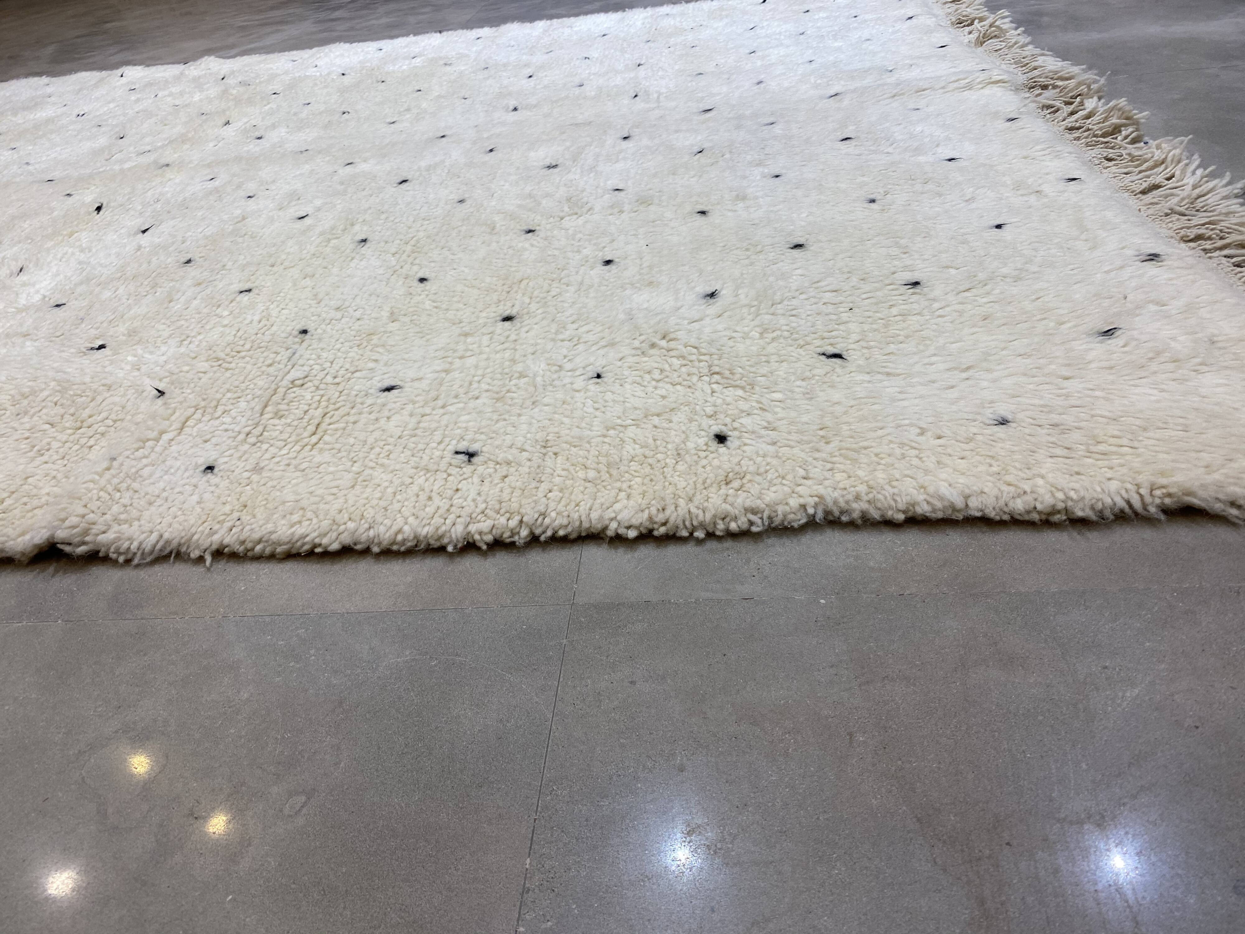 White berbere wool carpet with black dots 200x290cm