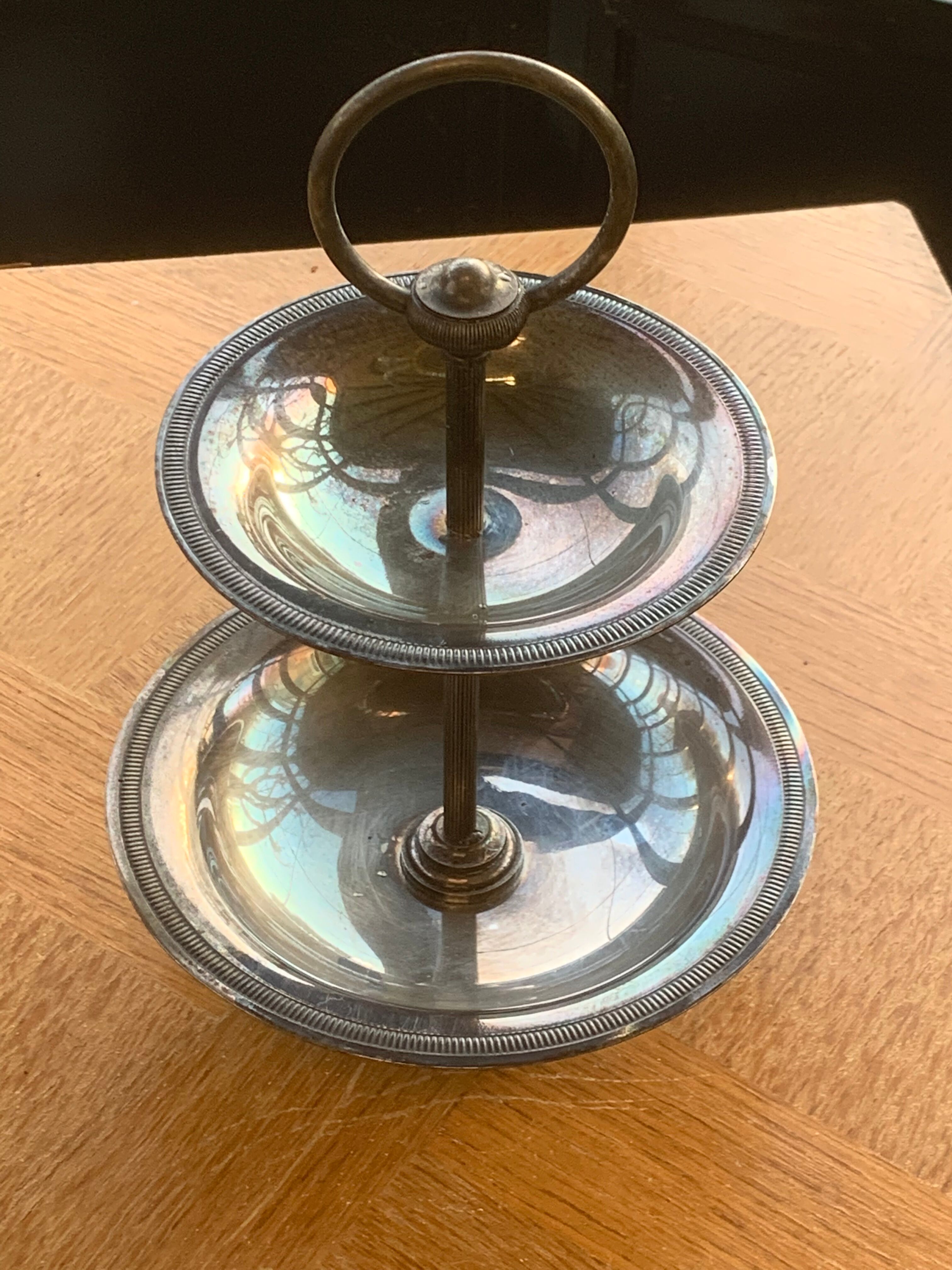 Double cup display in vintage silver metal