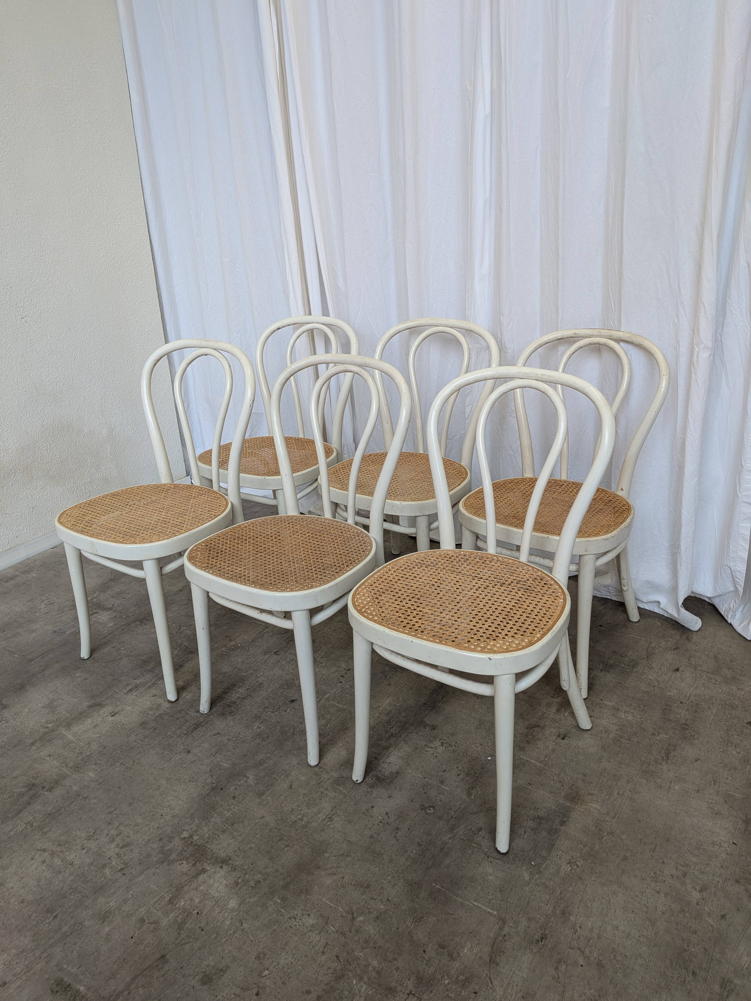 Ensemble de 6 chaises de salle à manger vintage de style Thonet : bois blanc et assise en cannage.
