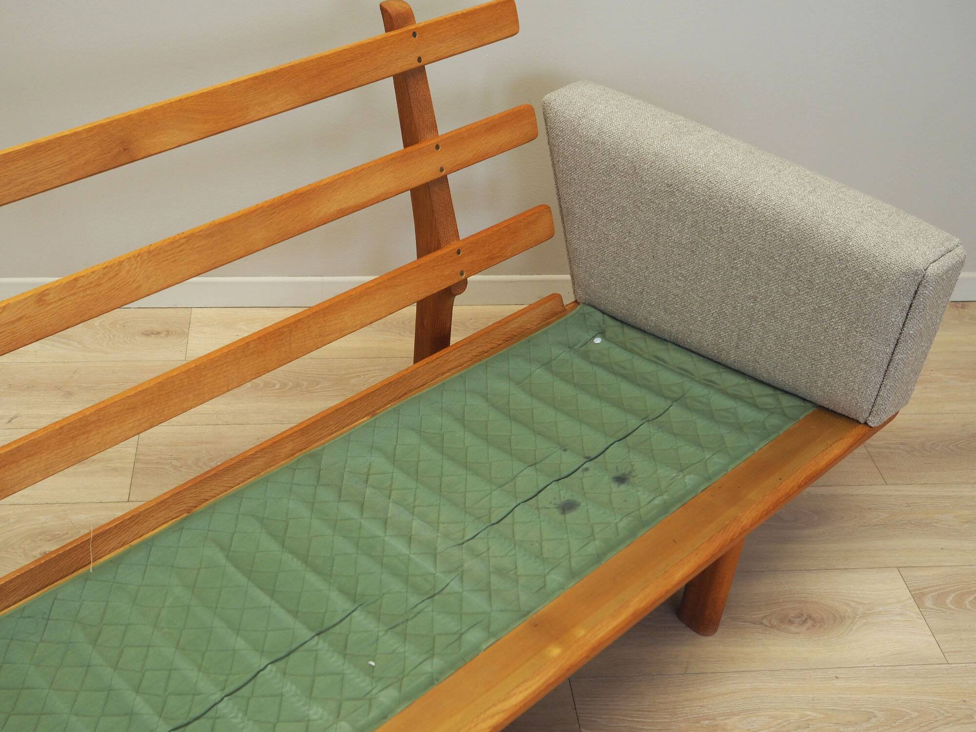Canapé en frêne, années 1960, design danois, designer : Hans. J. Wegner, réalisation : Getama