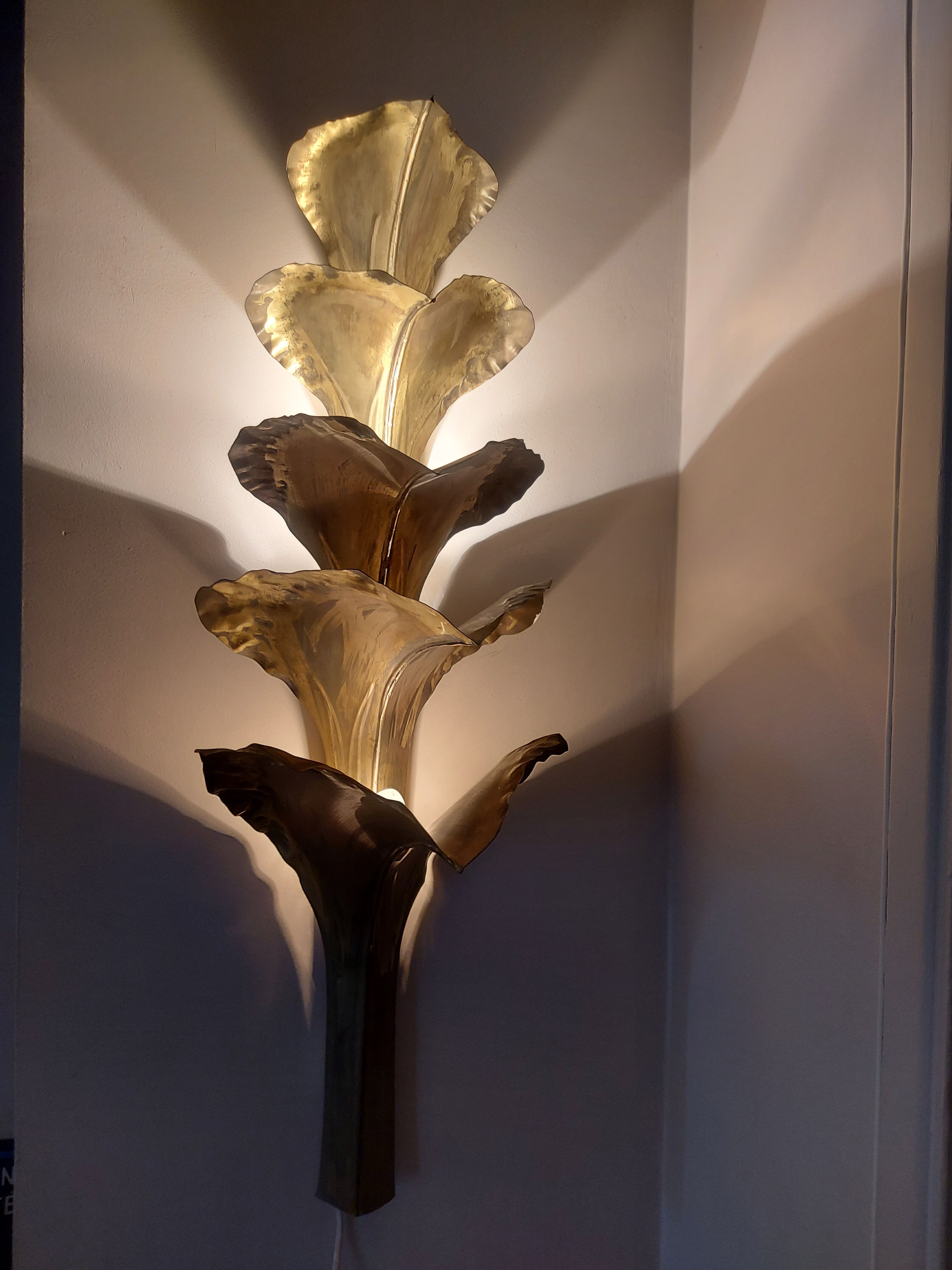 Wall lamp design in gilded metal, leaf décor
