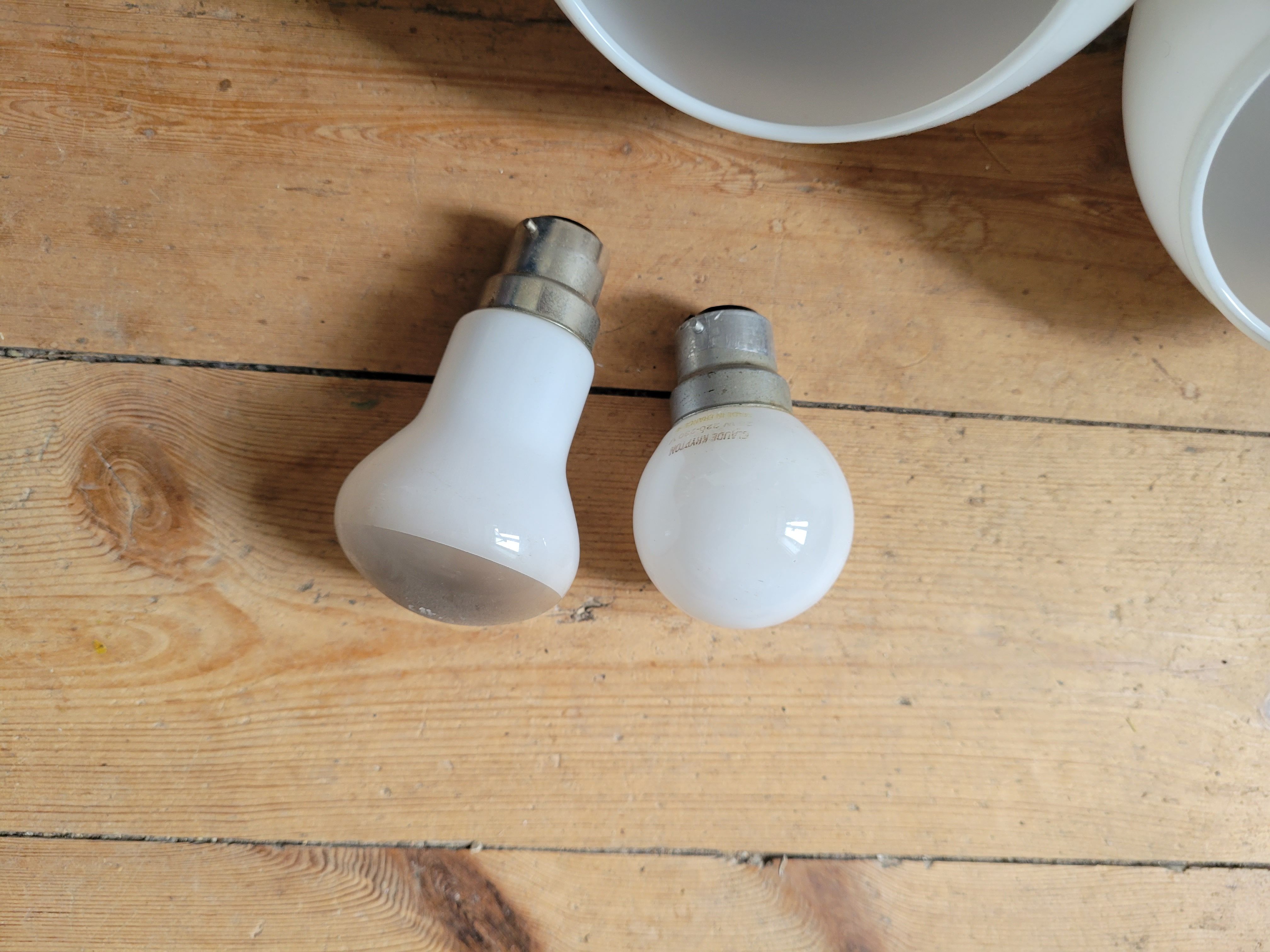 Duo of art deco wall lamps in porcelain and opaline