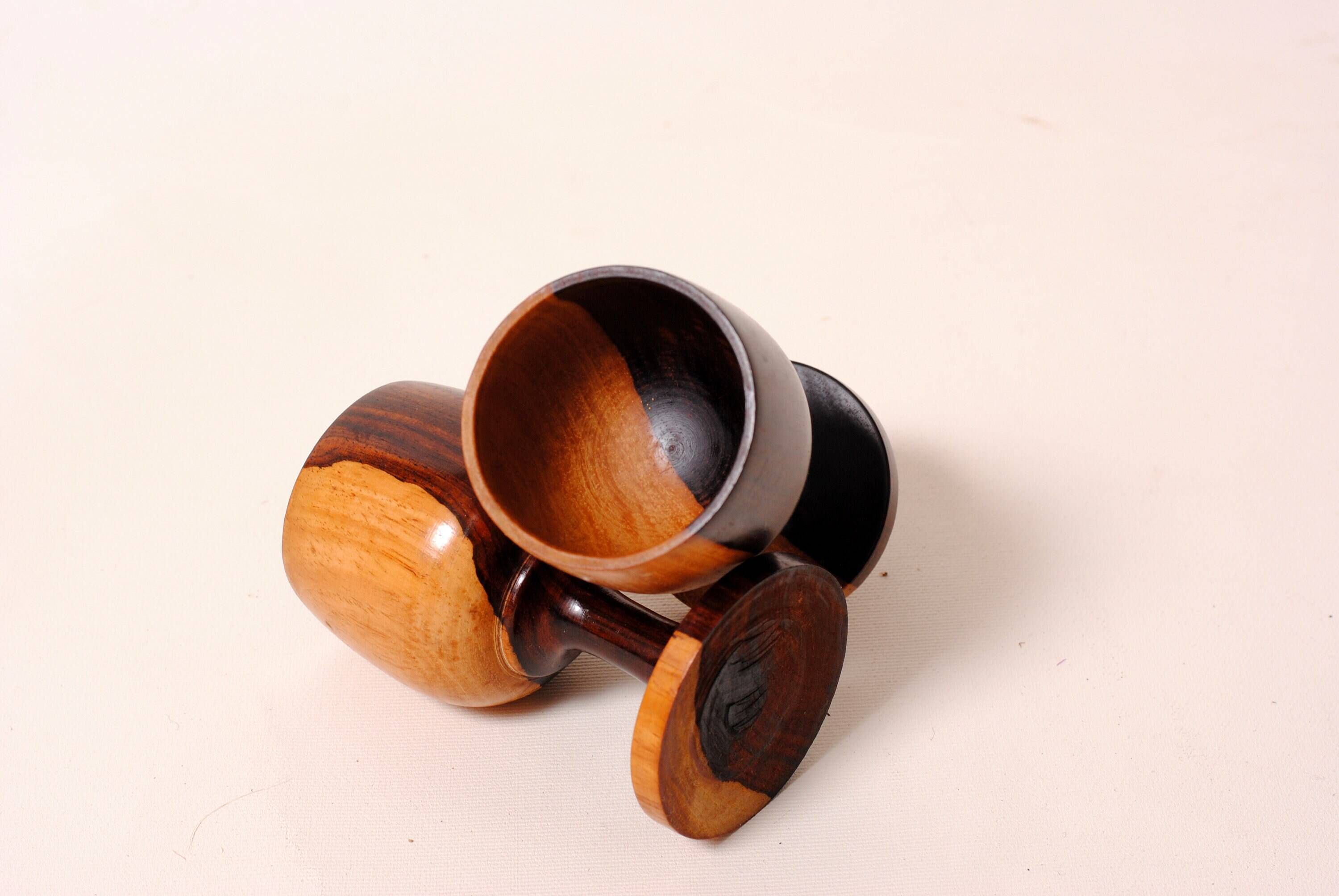 Verres à vin en bois sculpté ,bois d'olivier ,lot de deux