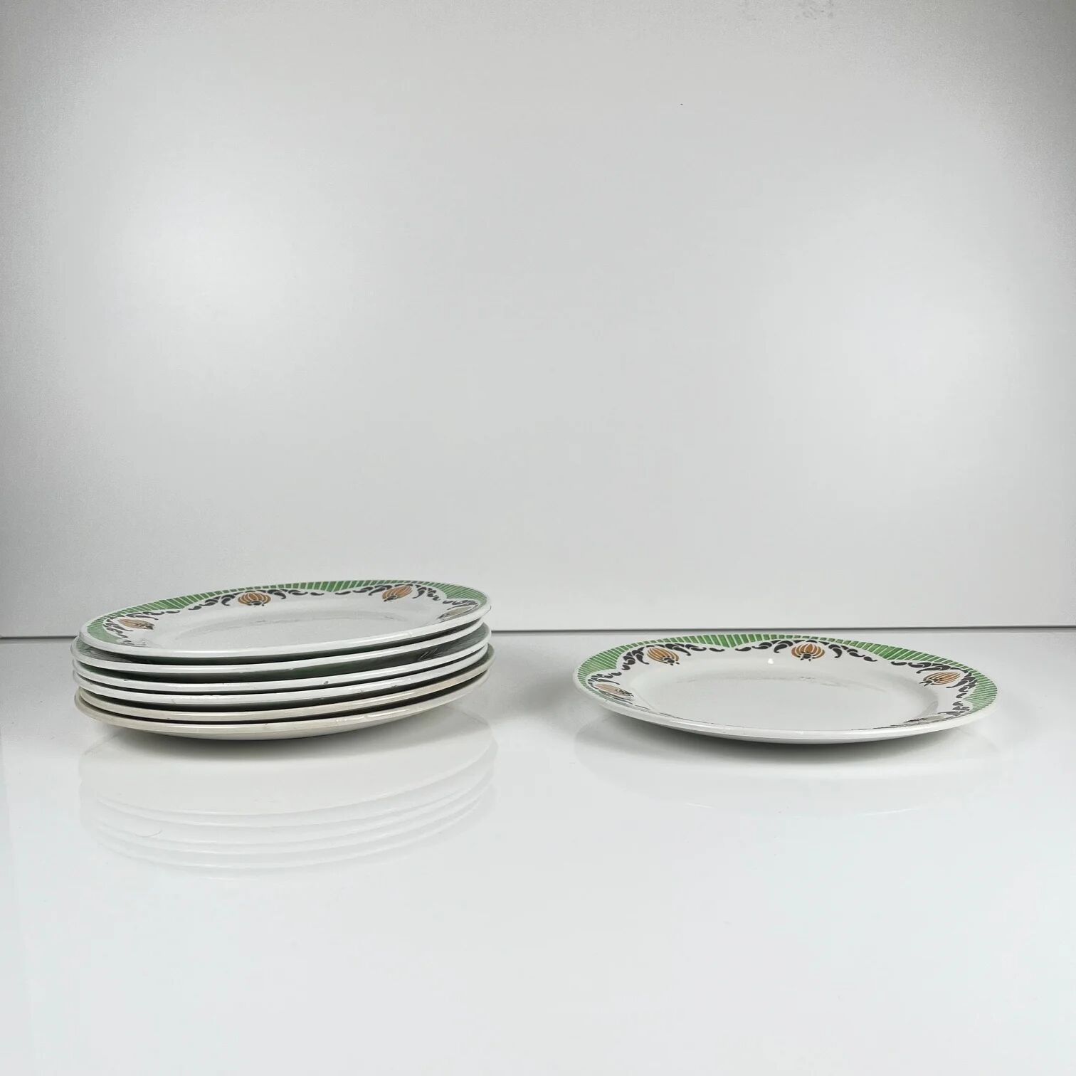 7 assiettes à dessert Sarreguemines "Maroussia", début XXe