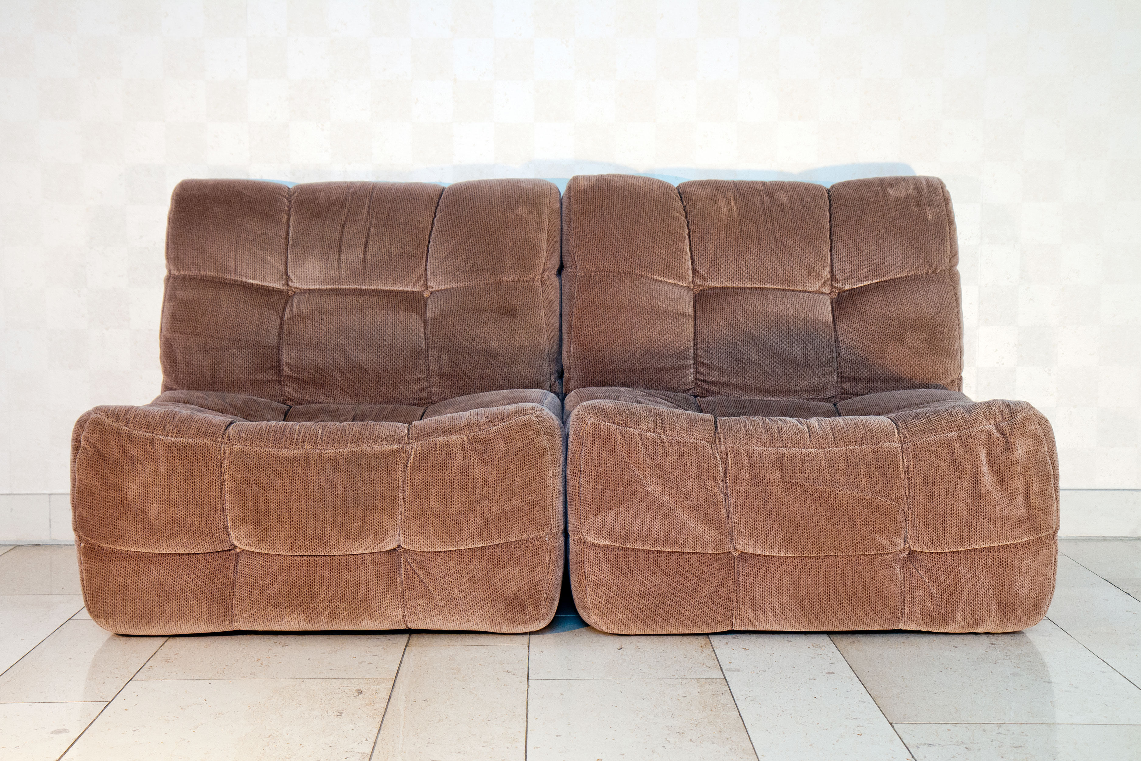 Canapé modulable composé de 2 chauffeuses en mousse et velours, édition Beka, 1970-80