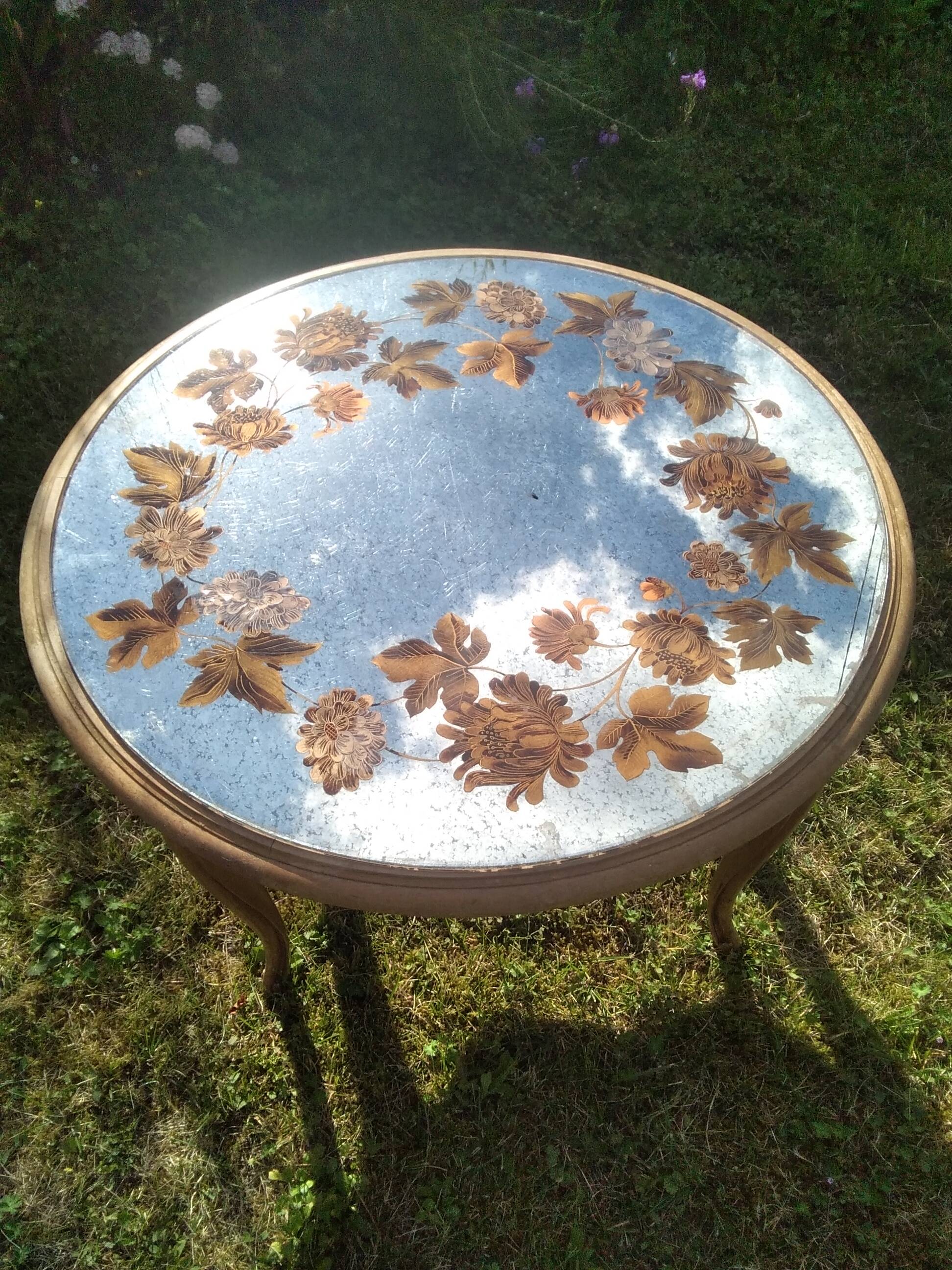 Round coffee table