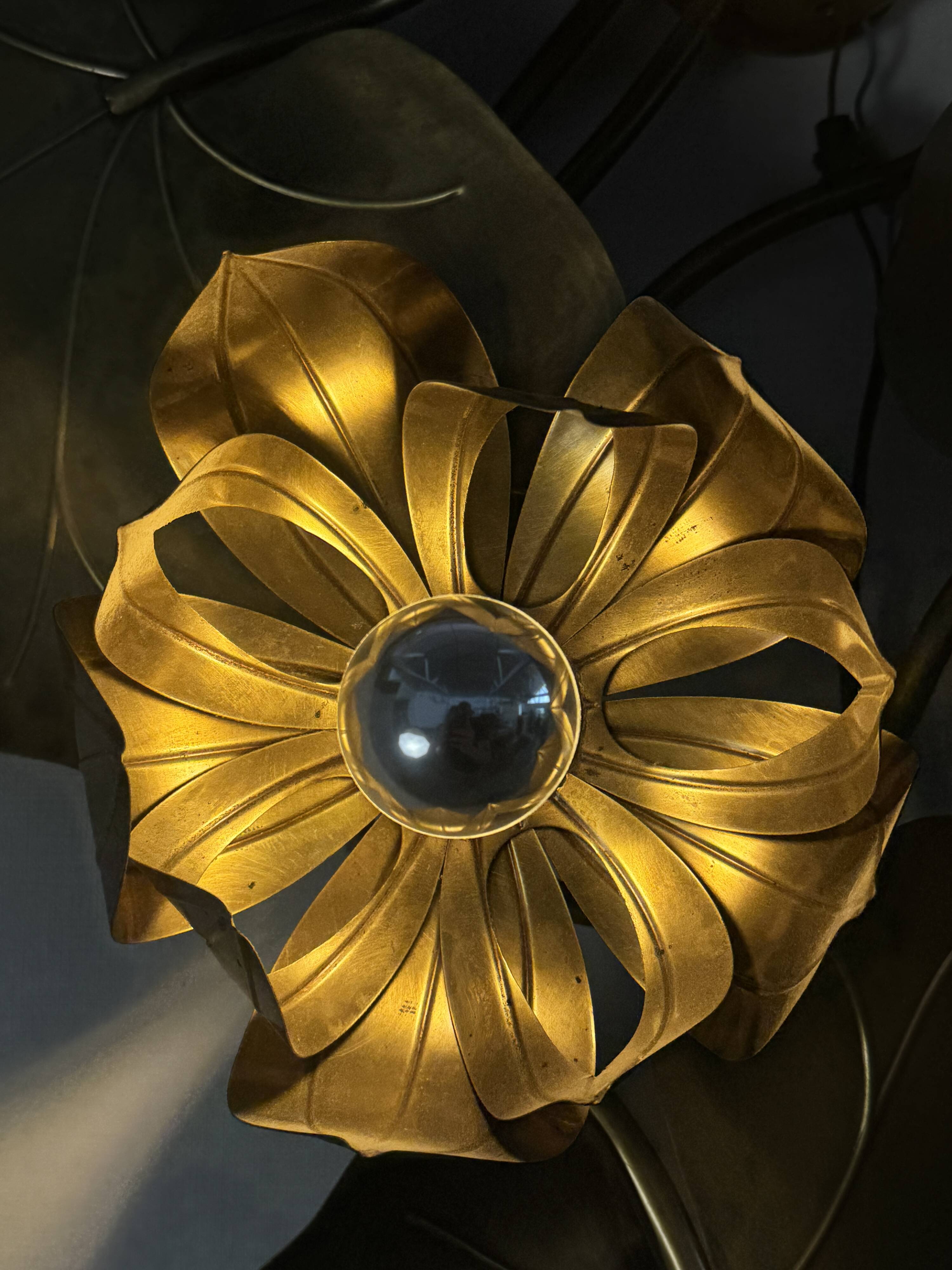 Large lily pad ceiling light in gilded brass Hollywood Regency — 7 lights — 1970