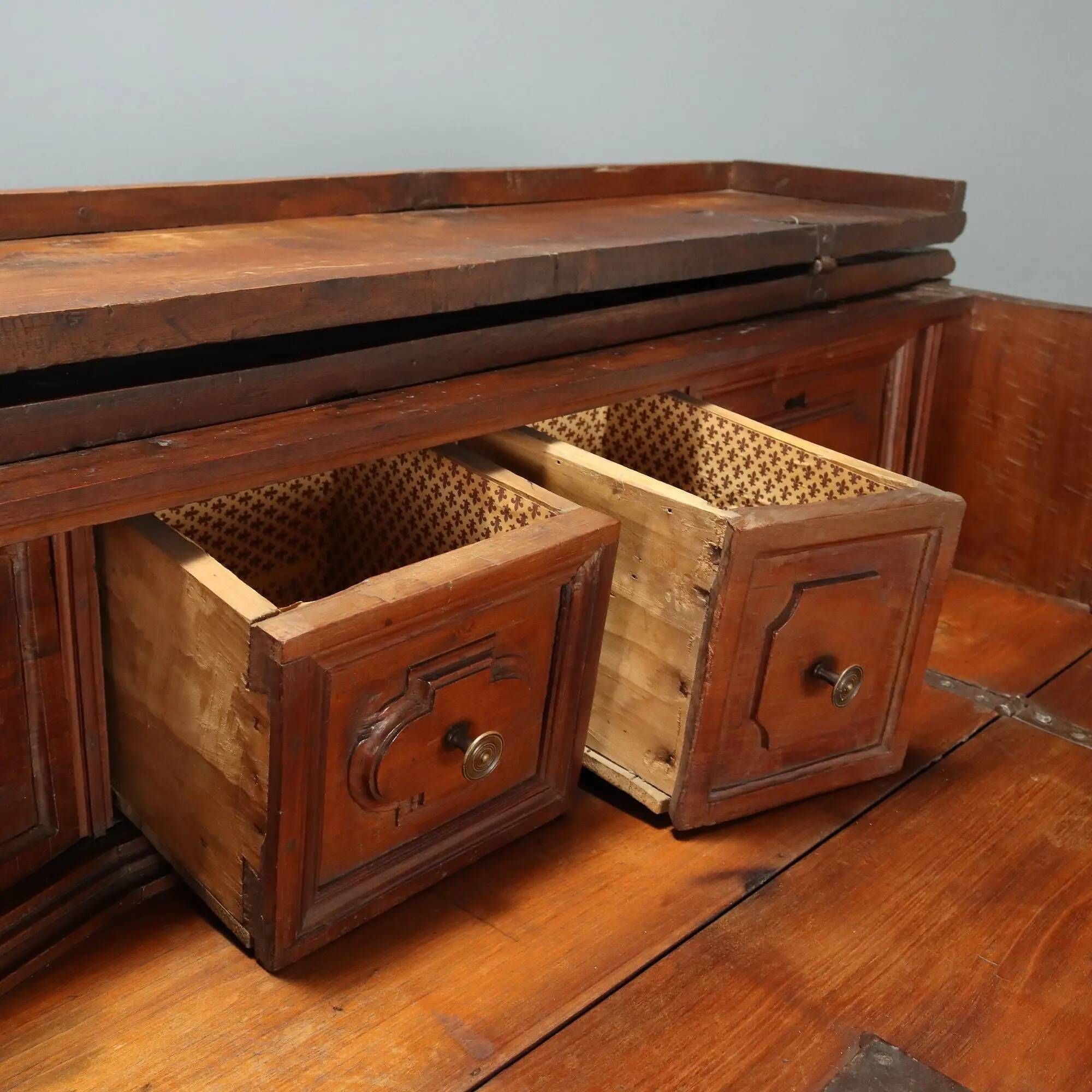 Antique baroque walnut chest of drawers with 4 drawers, 17th century.