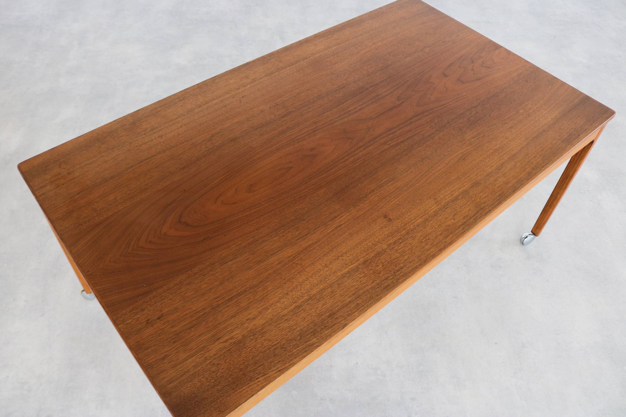 Table basse en teck sur roulettes, Suède années 60