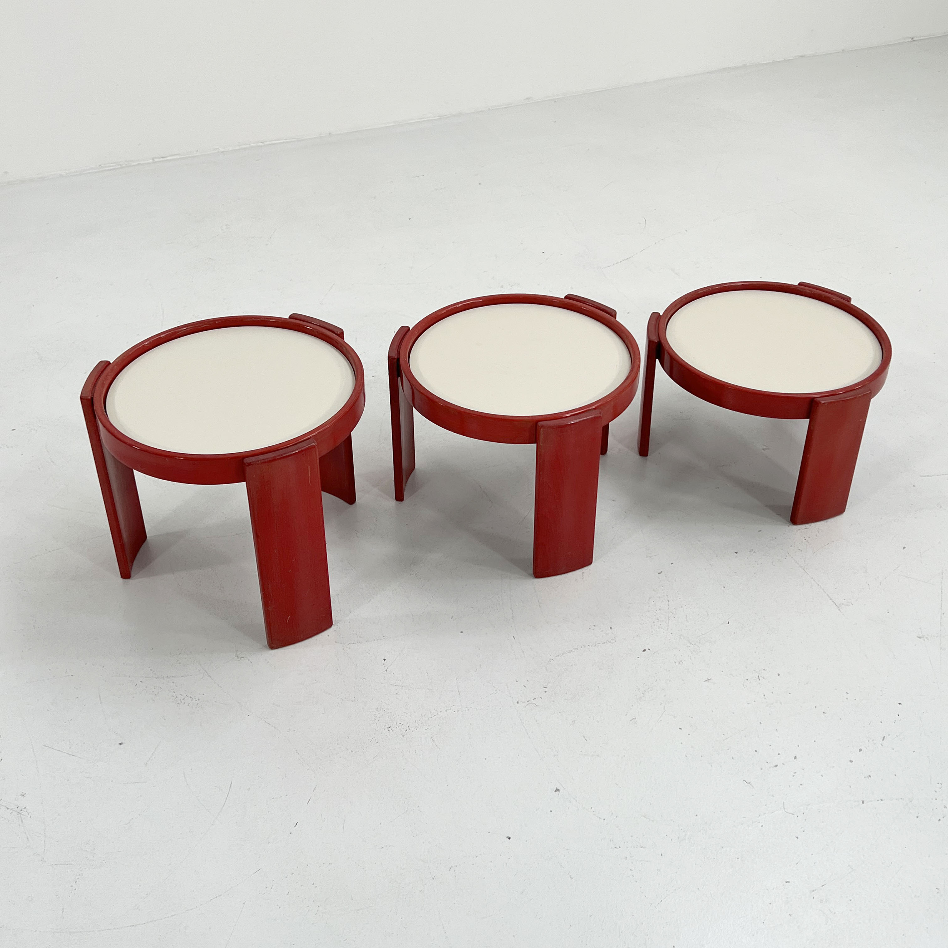 Set of 3 red nesting tables by Gianfranco Frattini for Cassina, 1970