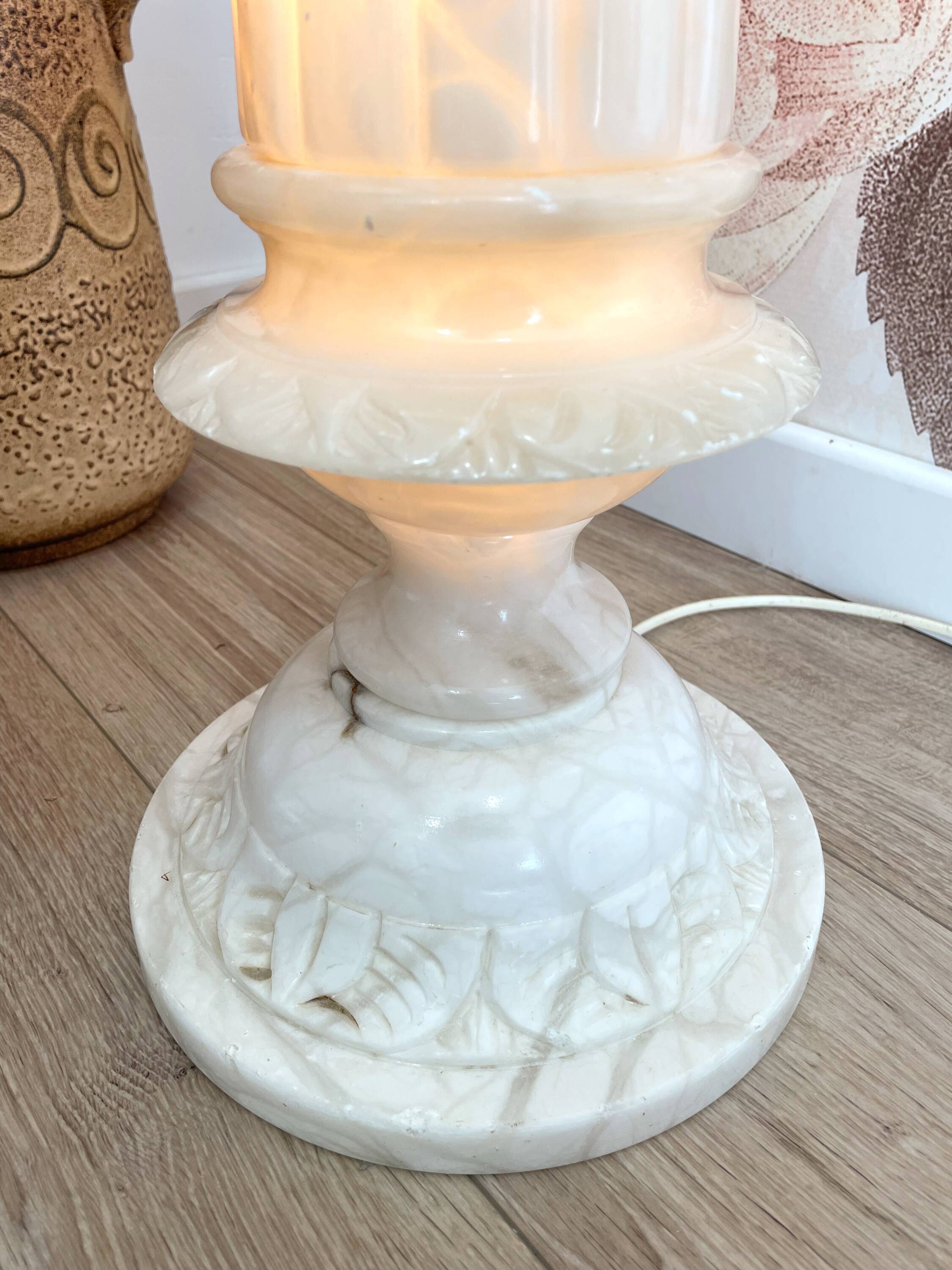 Lampe colonne en albâtre sculpté - années 1960/1970