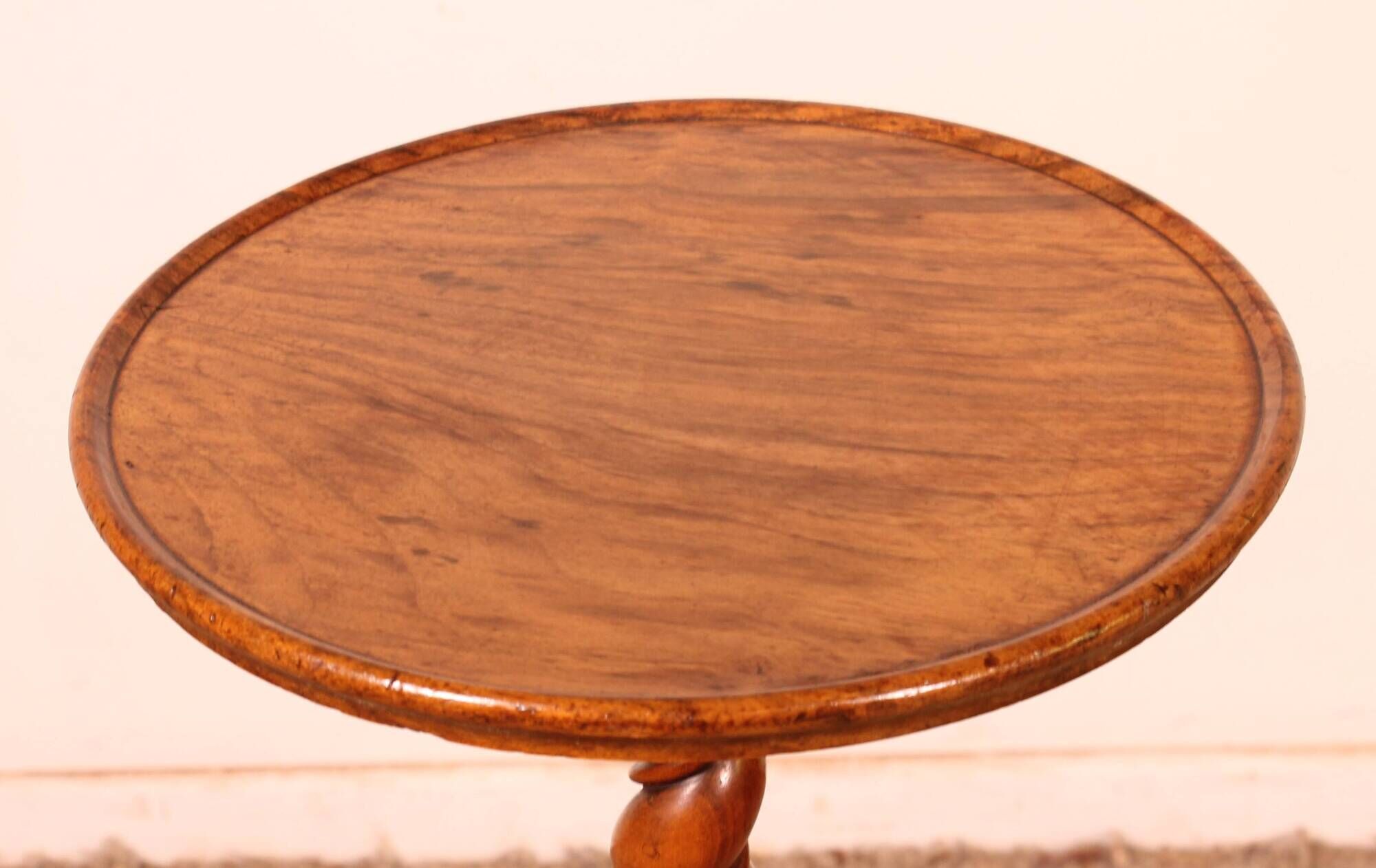Small guéridon called tea table in walnut - 19th century stamped Holland and So.