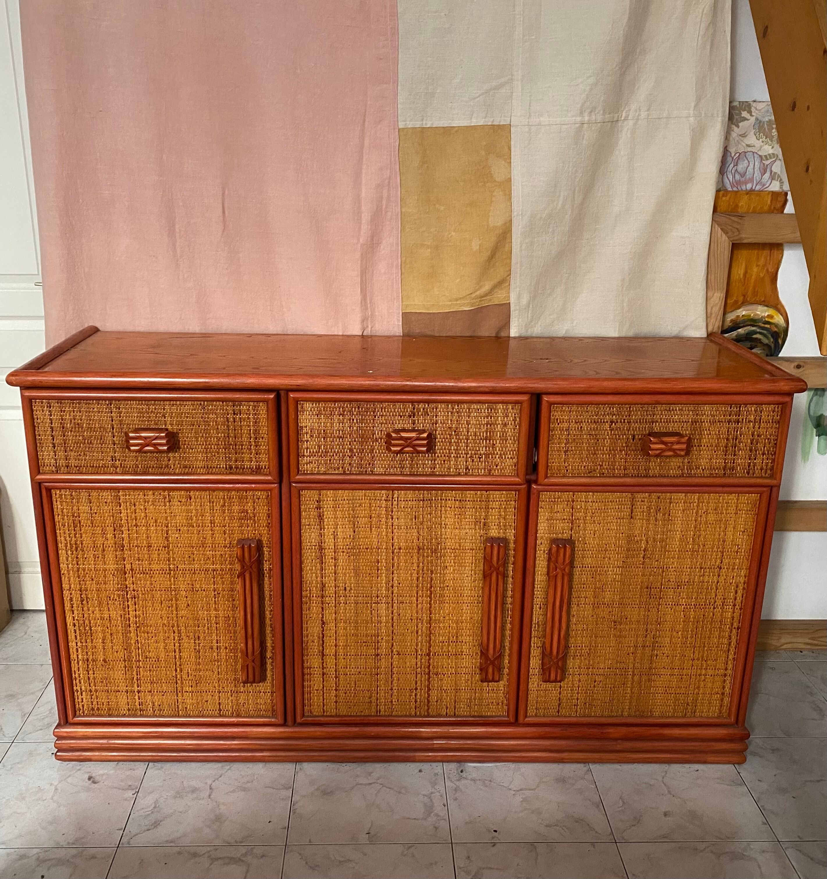 Buffet en bois ornement en rotin