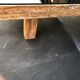 Table basse vintage en marbre et verre fumé.