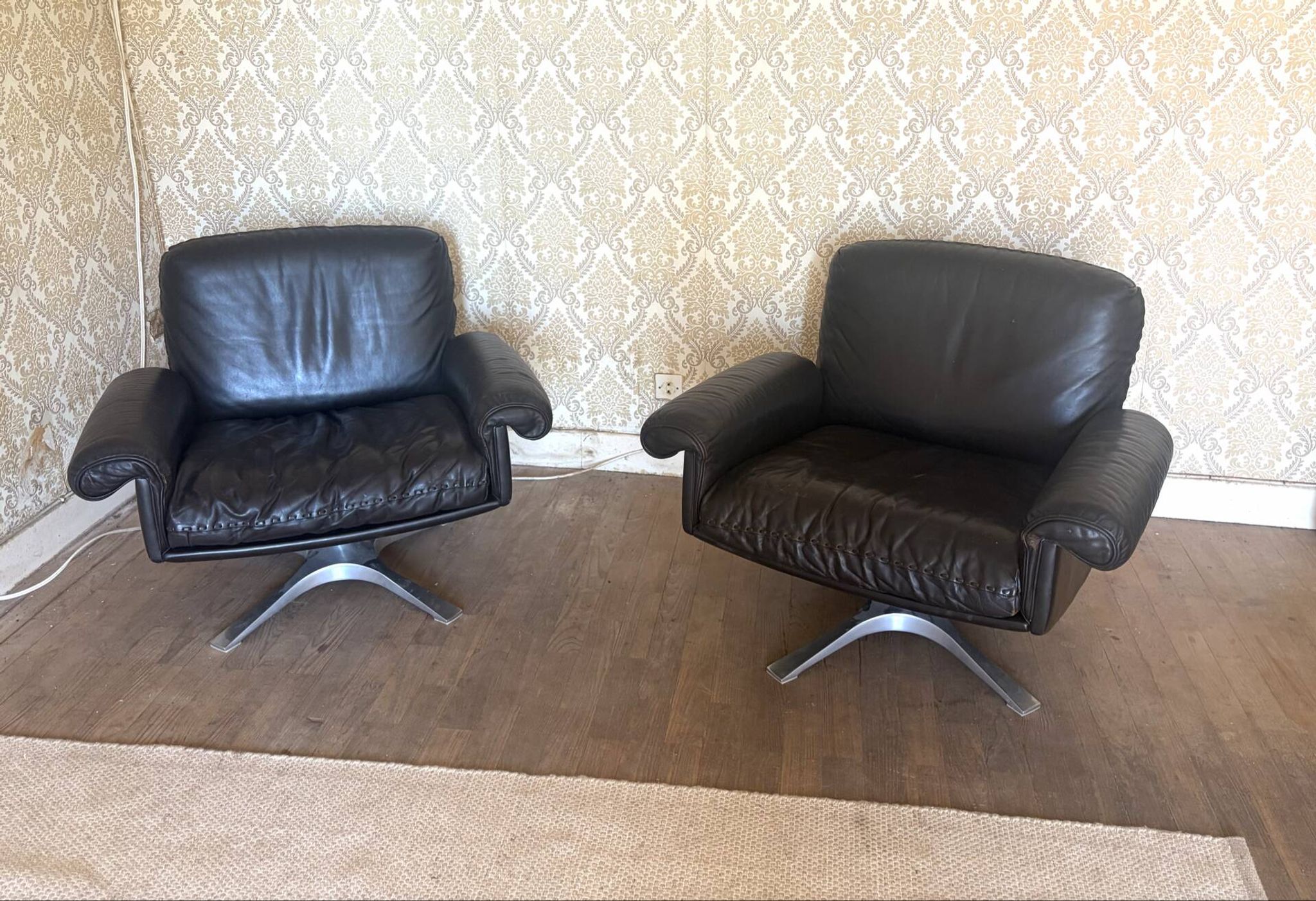 Set of 2 leather swivel lounge chairs De Sede DS-31