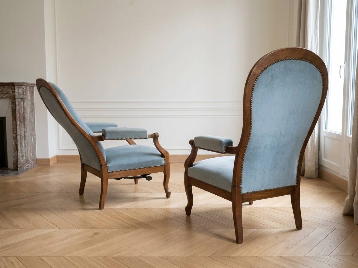 Pair of Louis XV reclining Voltaire armchairs in blue fabric.