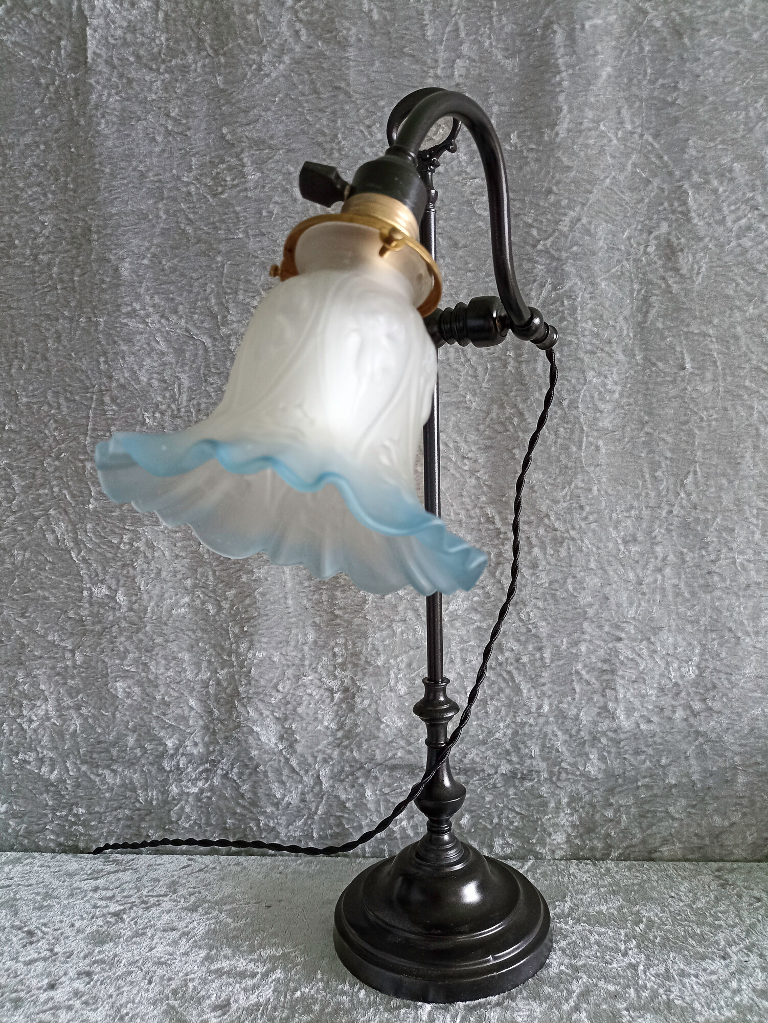 Adjustable lamp in painted metal with frosted glass tulip