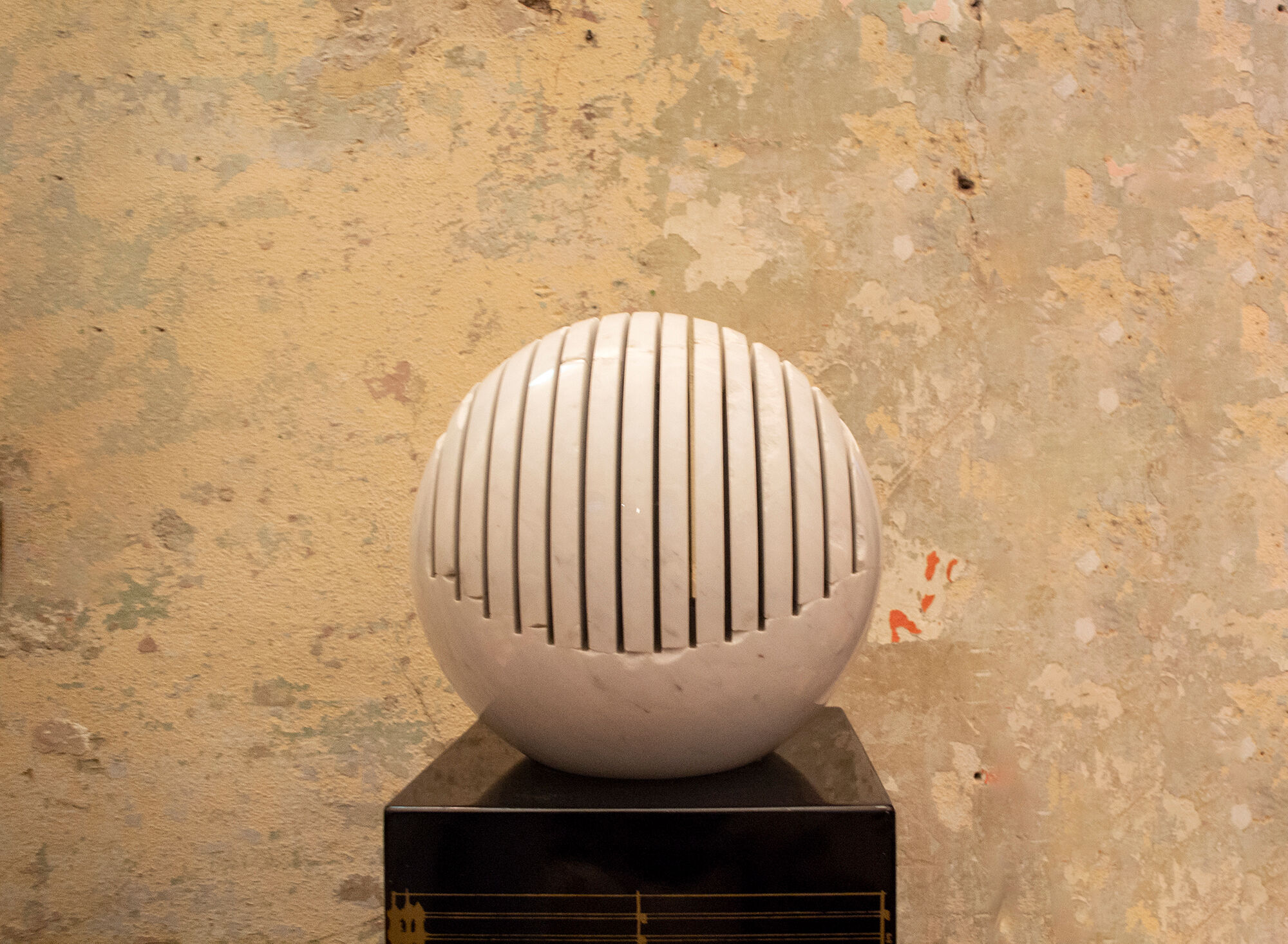 Lamp-sculpture produces the sound harp Model Harp by Alfredo Pizzo Greco for Zanotta Anni'70